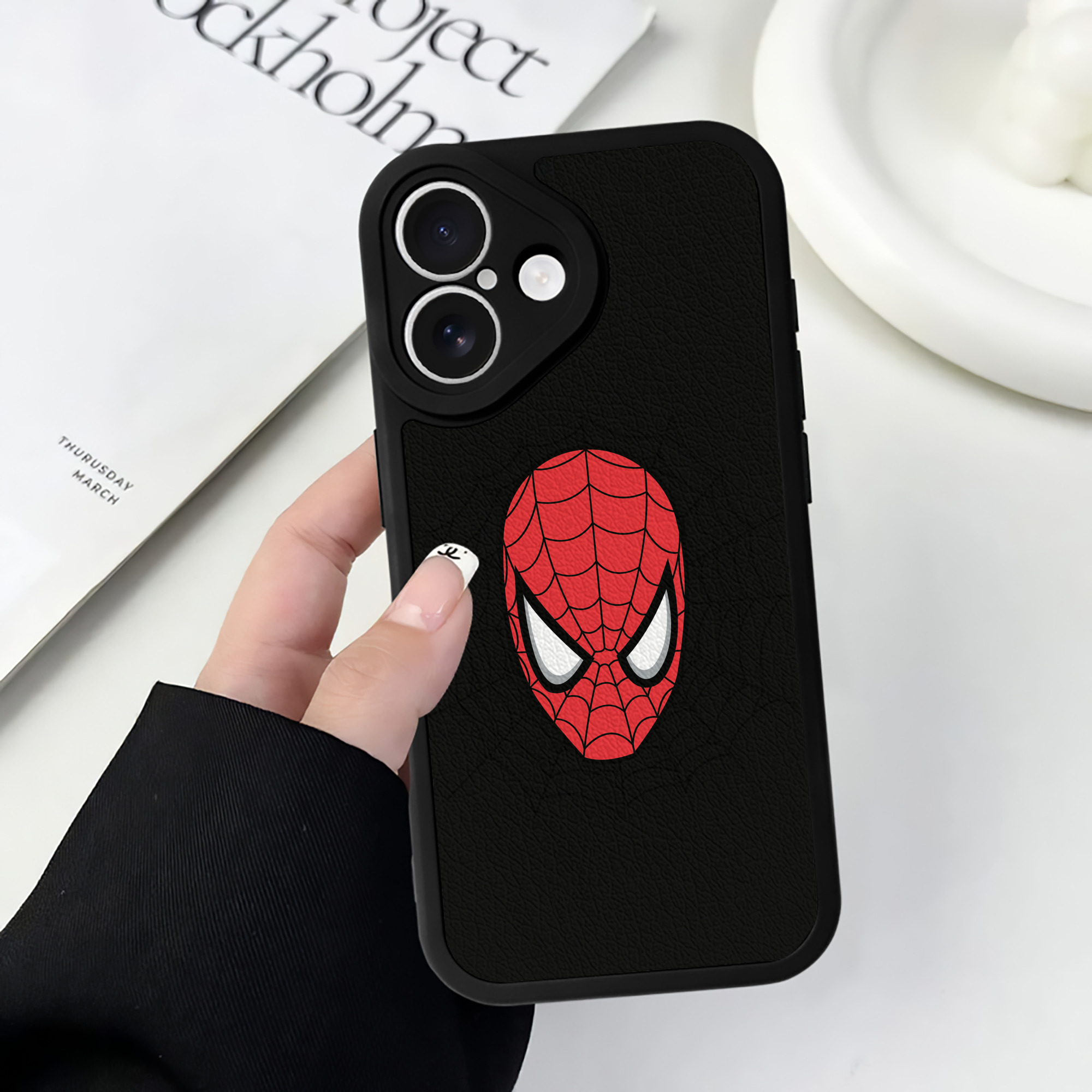 （画像用） アベンジャーズ The Avengers 【iPhone 16シリーズ対応】シリコンスマホケース（レザー調） 材質：シリコン